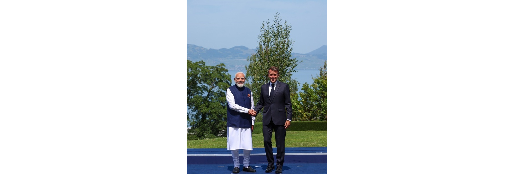 फ्रांस के राष्ट्रपति इमैनुएल मैक्रों ने फ्रांस के एवियन में G7 शिखर सम्मेलन स्थल पर पहुंचने पर प्रधानमंत्री का स्वागत किया।