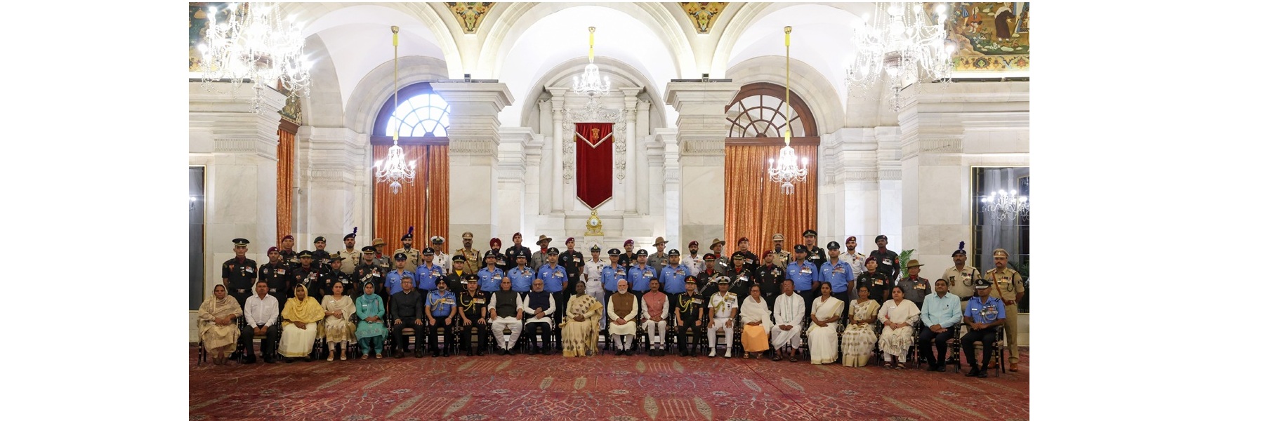 प्रधानमंत्री ने नई दिल्ली में राष्ट्रपति भवन में रक्षा अलंकरण समारोह 2026 (चरण-1) में भाग लिया।