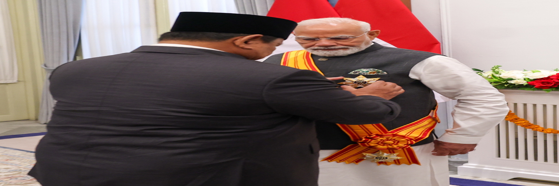प्रधानमंत्री को इंडोनेशिया के जकार्ता में इंडोनेशिया गणराज्य के राष्ट्रपति श्री प्रबोवो सुबिआंतो द्वारा इंडोनेशिया गणराज्य के सर्वोच्च नागरिक सम्मान 'बिंटांग आदिपूर्णा' से सम्मानित किया गया।