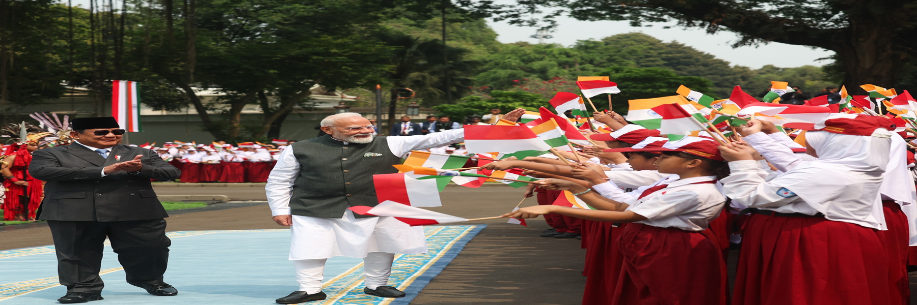 इंडोनेशिया के जकार्ता में अपने आधिकारिक कार्यक्रमों की शुरुआत करते हुए, प्रधानमंत्री का राष्ट्रपति भवन में भव्य औपचारिक स्वागत किया गया।