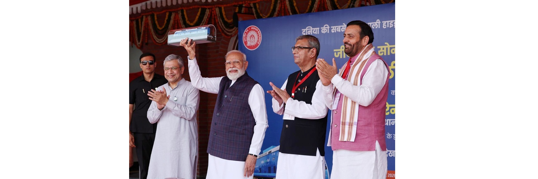 हरियाणा के जींद रेलवे स्टेशन पर जींद और सोनीपत के बीच भारत की पहली हाइड्रोजन ट्रेन को हरी झंडी दिखाने के कार्यक्रम में प्रधानमंत्री।