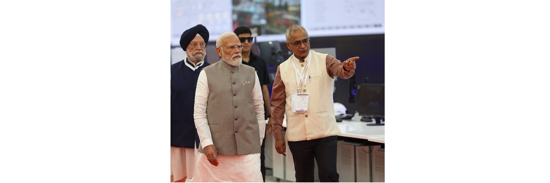 प्रधानमंत्री ने राजस्थान के बालोतरा जिले के पचपदरा स्थित रिफाइनरी के मुख्य नियंत्रण कक्ष का दौरा कर उसके संचालन की समीक्षा की और रिफाइनरी कर्मियों से बातचीत की।