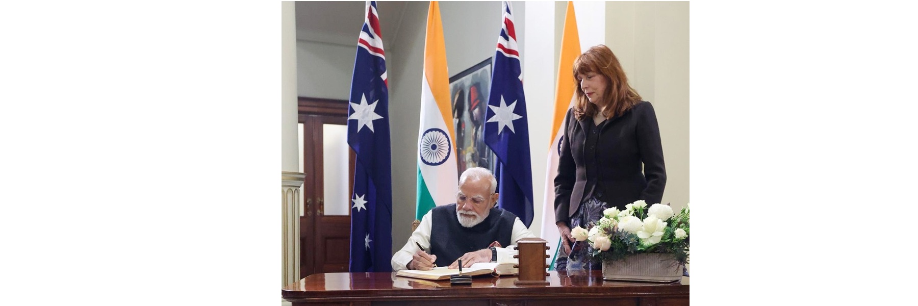 प्रधानमंत्री ने ऑस्ट्रेलिया के मेलबर्न में गवर्नमेंट हाउस में विज़िटर्स बुक पर हस्ताक्षर किए।