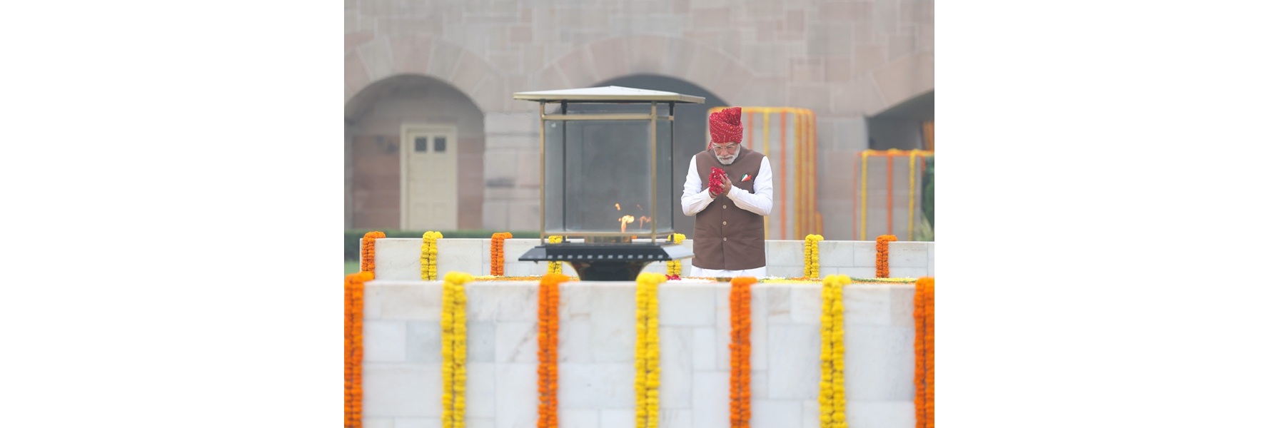 पीएम दिल्ली में 80वें स्वतंत्रता दिवस के मौके पर राजघाट पर महात्मा गांधी की समाधि पर पुष्पांजलि अर्पित कर रहे हैं।