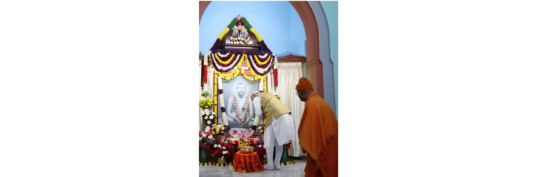 प्रधानमंत्री ने कर्नाटक के मैसूर में श्री रामकृष्ण आश्रम के स्वामी विवेकानंद सांस्कृतिक युवा केंद्र - 'विवेक स्मारक' का उद्घाटन किया।