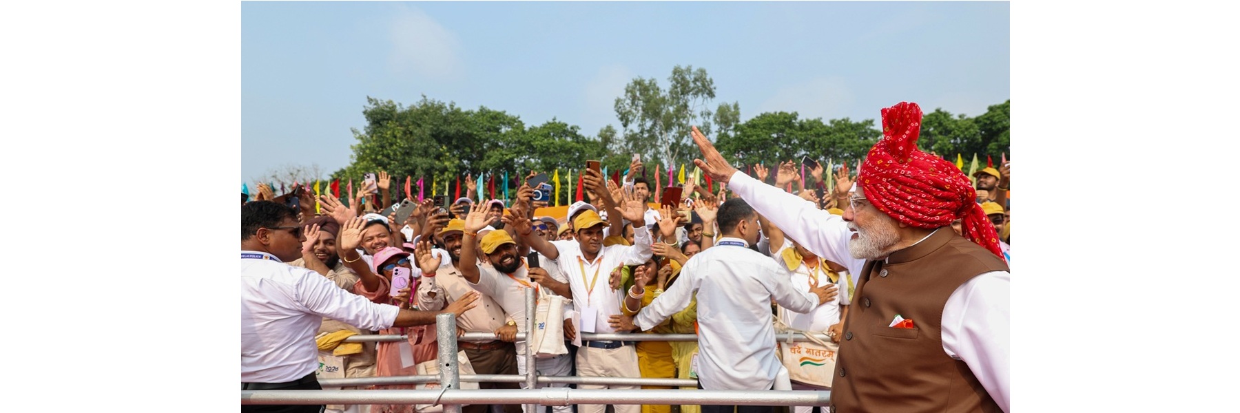 प्रधानमंत्री 80वें स्वतंत्रता दिवस के अवसर पर दिल्ली में लाल किले पहुँचते हैं।