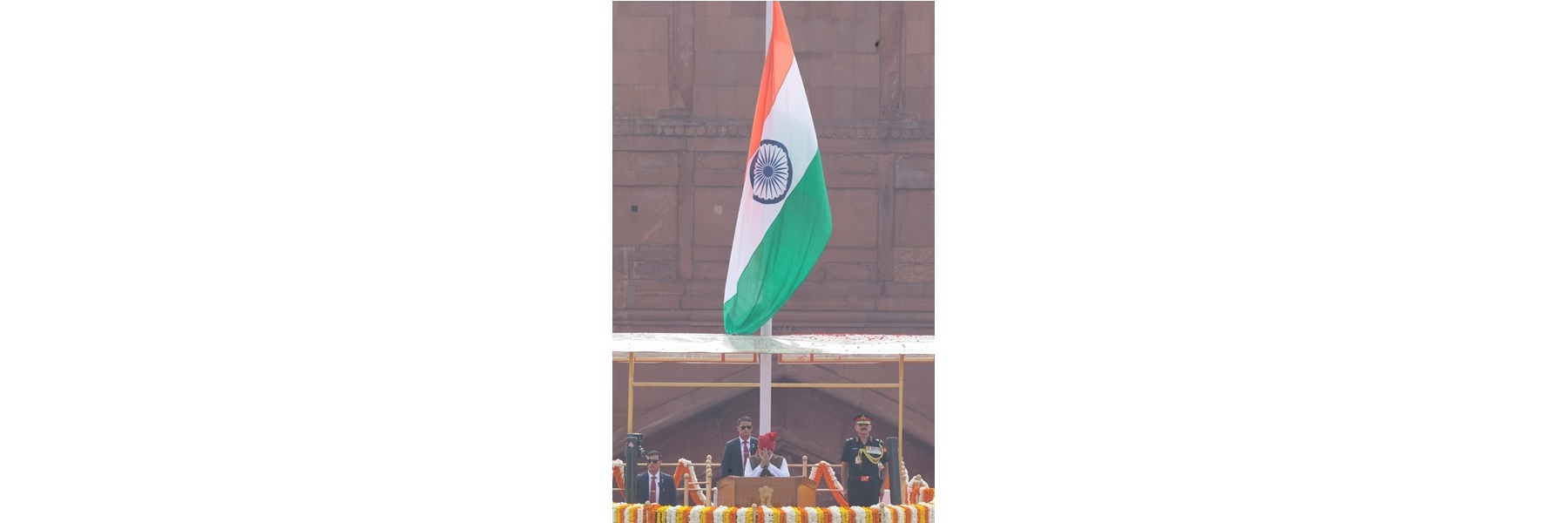 नई दिल्ली के लाल किले में 80वें स्वतंत्रता दिवस समारोह के अवसर पर पीएम राष्ट्रीय ध्वज को सलामी लेते हुए।