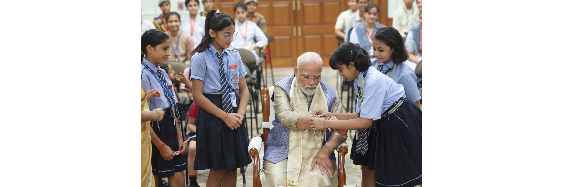 प्रधानमंत्री ने नई दिल्ली में अपने आवास (7, लोक कल्याण मार्ग) पर अलग-अलग स्कूलों के बच्चों के साथ रक्षाबंधन का त्योहार मनाया।