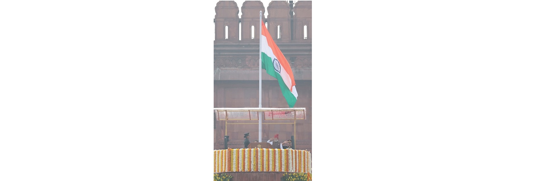 नई दिल्ली के लाल किले में 80वें स्वतंत्रता दिवस समारोह के अवसर पर पीएम राष्ट्रीय ध्वज को सलामी लेते हुए।