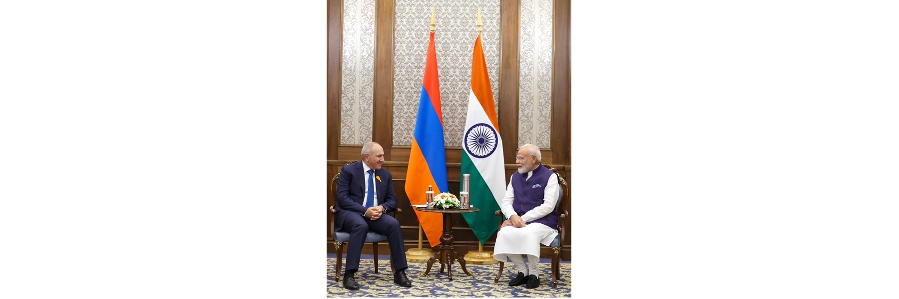 प्रधानमंत्री ने किर्गिस्तान के बिश्केक में एससीओ शिखर सम्मेलन से इतर आर्मेनिया गणराज्य के प्रधानमंत्री श्री निकोल पशिनयान के साथ द्विपक्षीय बैठक की।