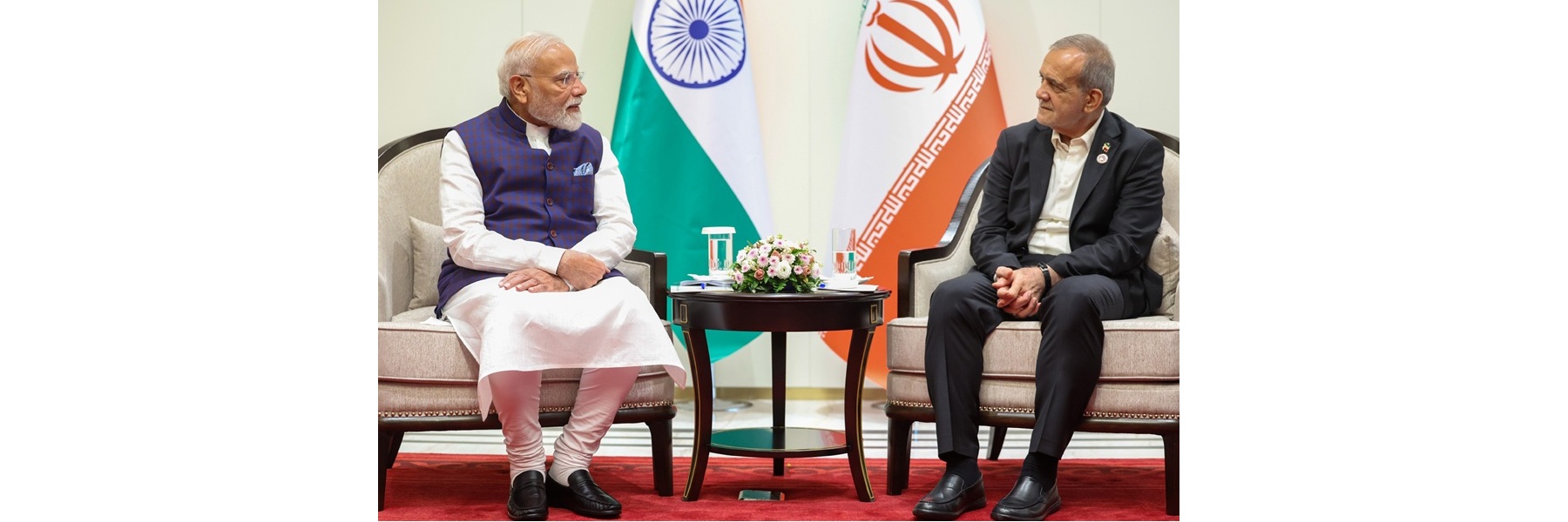 प्रधानमंत्री ने किर्गिस्तान के बिश्केक में एससीओ शिखर सम्मेलन के दौरान ईरान के राष्ट्रपति श्री मसूद पेज़ेशकियन के साथ द्विपक्षीय बैठक की।