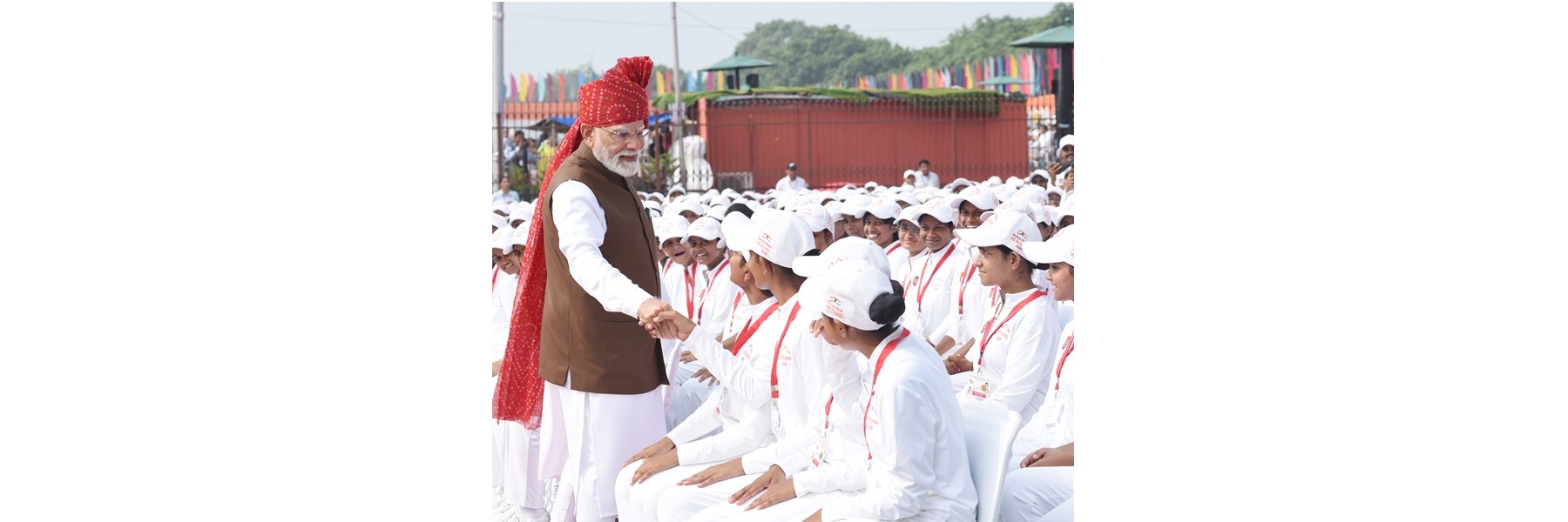 प्रधानमंत्री ने दिल्ली के लाल किले में 80वें स्वतंत्रता दिवस समारोह के प्रतिभागियों से मुलाकात की।