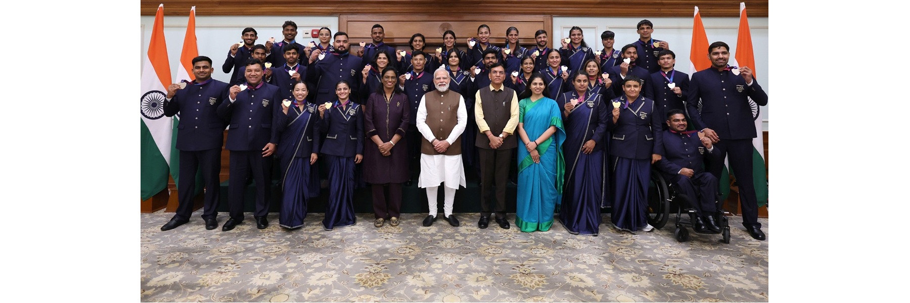 प्रधानमंत्री ने नई दिल्ली में अपने आवास पर कॉमनवेल्थ गेम्स (सीडब्ल्यूजी)-2026 में पदक जीतने वाले खिलाड़ियों के साथ ग्रुप फ़ोटो खिंचवाई।