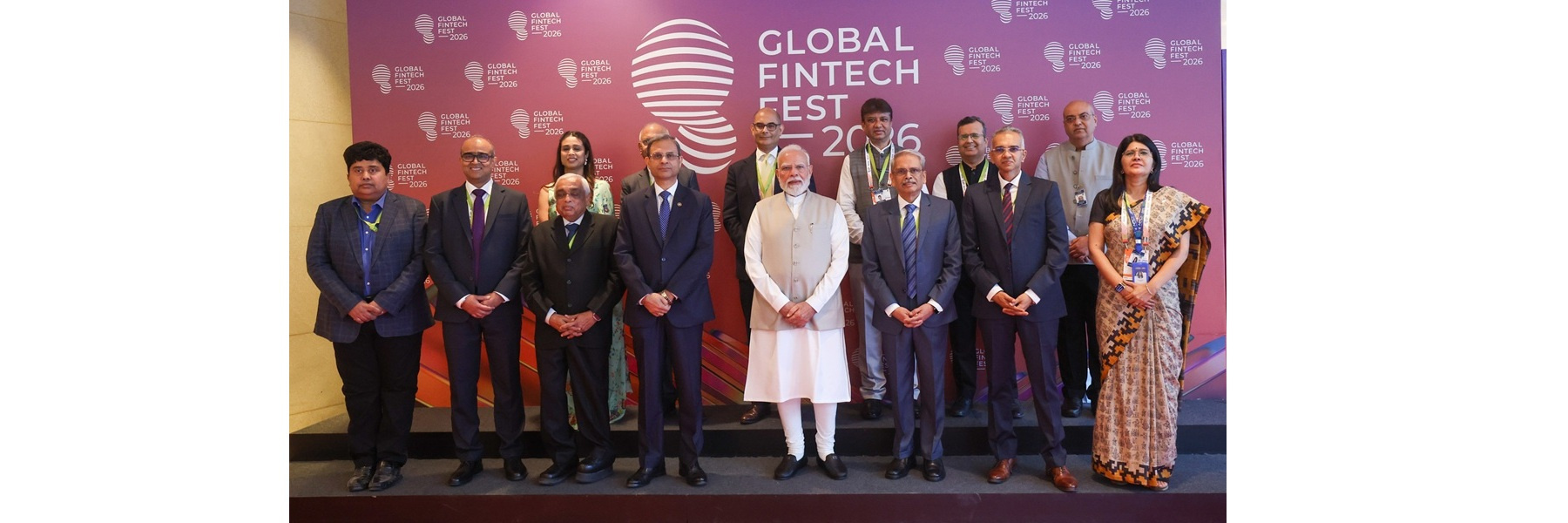 महाराष्ट्र के मुंबई में ग्लोबल फिनटेक फेस्ट (जीएफएफ) 2026 के दौरान ग्रुप फ़ोटो में प्रधानमंत्री।