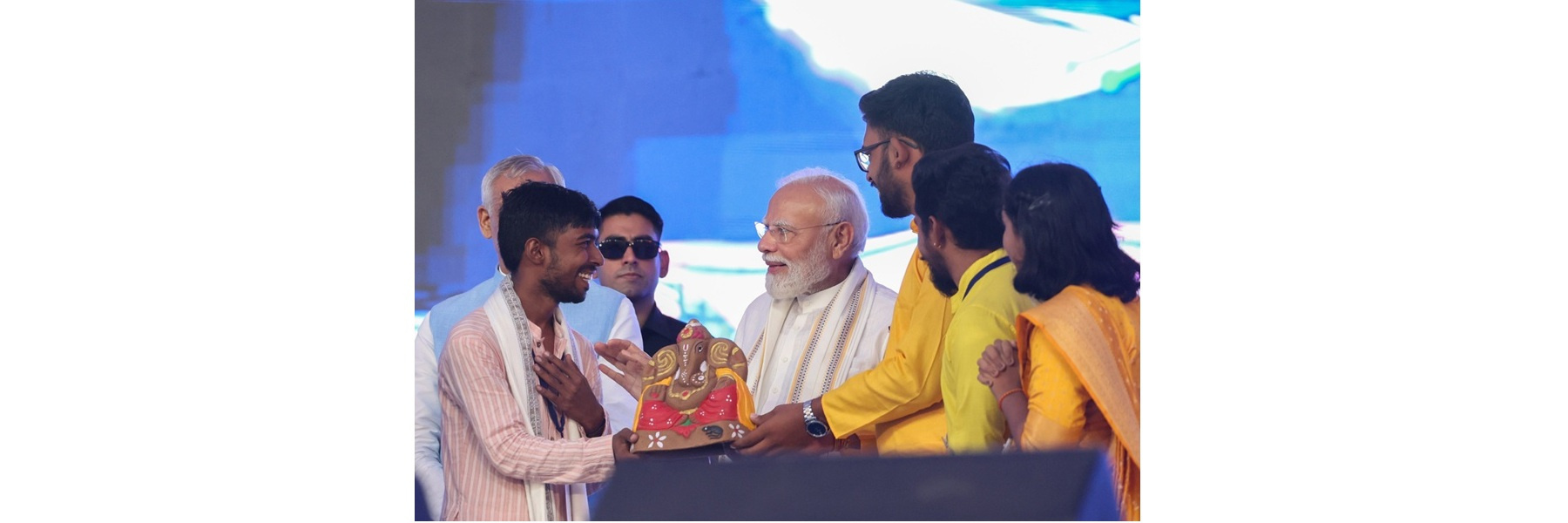 प्रधानमंत्री ने गुजरात के वडोदरा में कई विकास परियोजनाओं की आधारशिला रखी और उनका उद्घाटन किया।