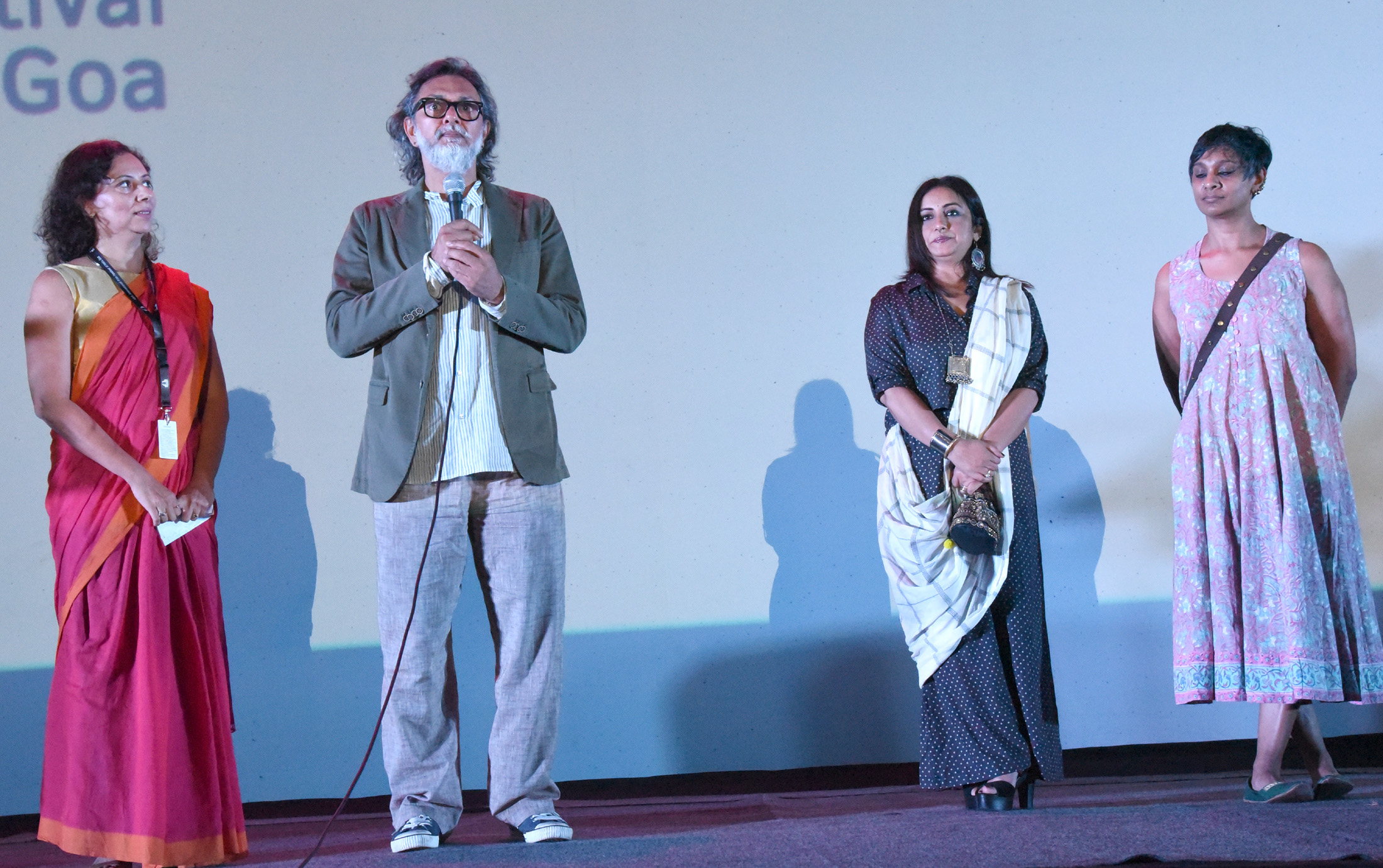 Sh. Rakyesh Om Prakash Mehra and Smt. Divya Dutta with others during the open air screening of Bhaag Milkha Bhaag.