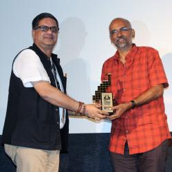 Festival director Sh. Chaitanya Prasad presenting memento to Sh. Sreekar Prasad after his Masterclass session on editing.