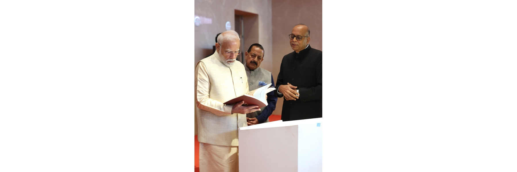 प्रधानमंत्री ने नई दिल्ली के भारत मंडपम में संघ लोक सेवा आयोग (UPSC) के शताब्दी समारोह के दौरान लगाई गई प्रदर्शनी का दौरा किया।