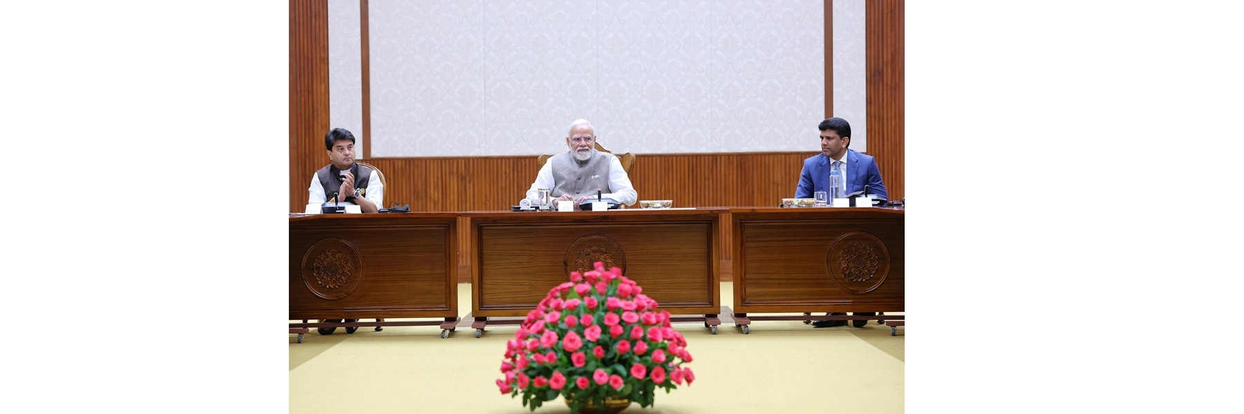 नई दिल्ली में सेवा तीर्थ में ग्लोबल सिस्टम फॉर मोबाइल कम्युनिकेशंस एसोसिएशन (GSMA) के बोर्ड सदस्यों के साथ प्रधानमंत्री की बातचीत।