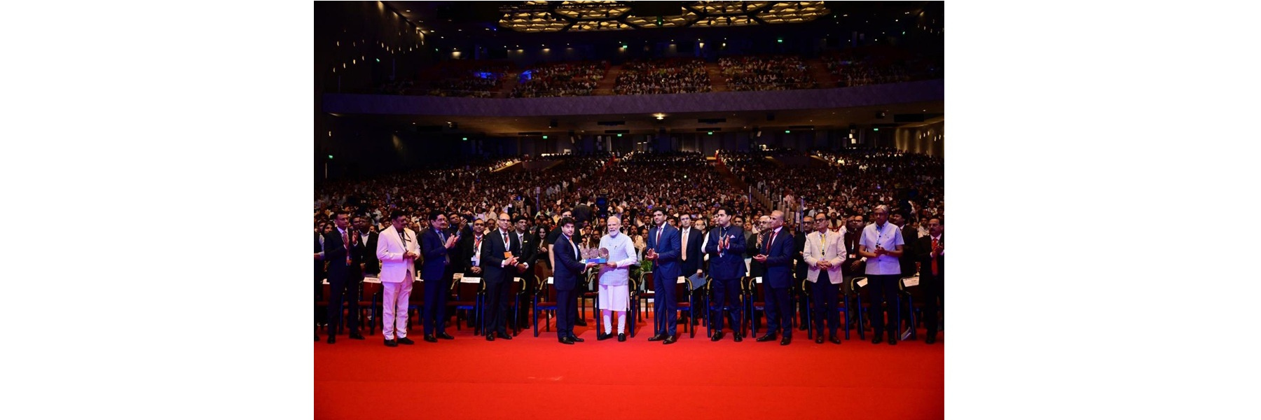 नई दिल्ली के यशोभूमि में इंडिया मोबाइल कांग्रेस (IMC) के 10वें संस्करण के उद्घाटन समारोह में प्रधानमंत्री।